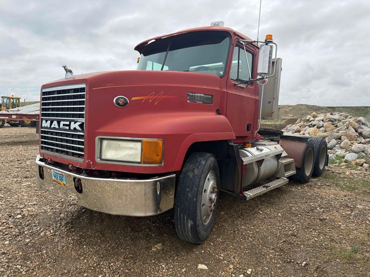 2000-mack-semi-image-1