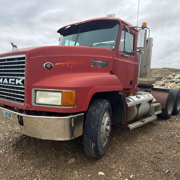 2000 Mack Semi