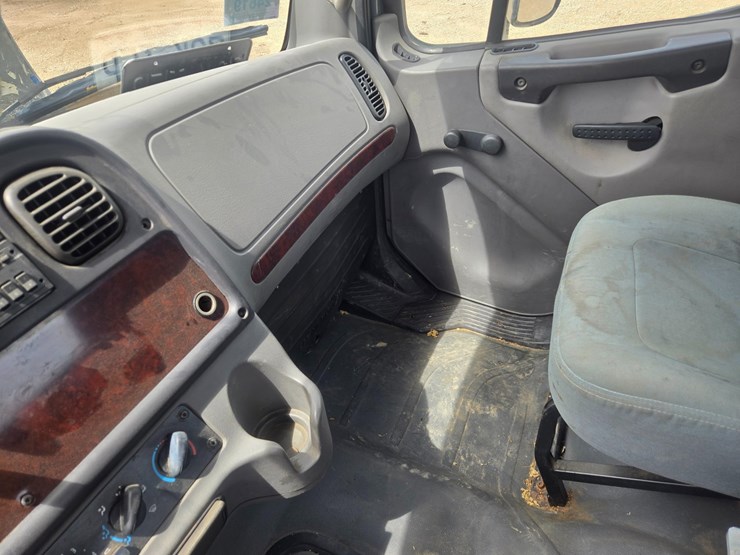 2005-freightliner-m2-106-image-55
