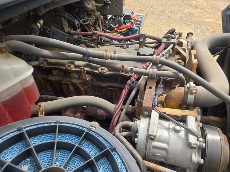 2005-freightliner-m2-106-image-44
