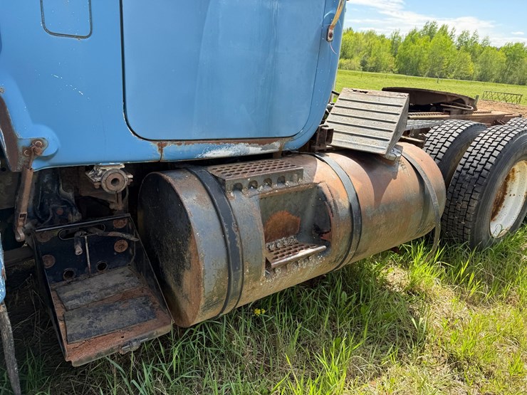 1984-mack-r686st-image-13