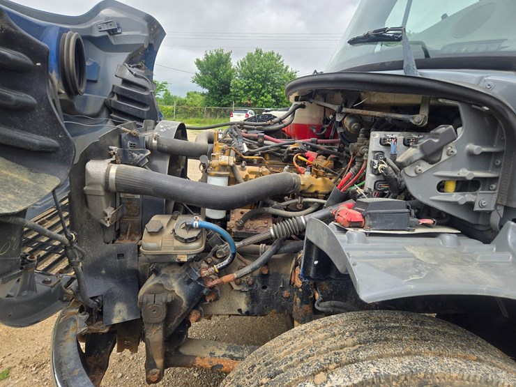 2005-freightliner-m2-106-image-26