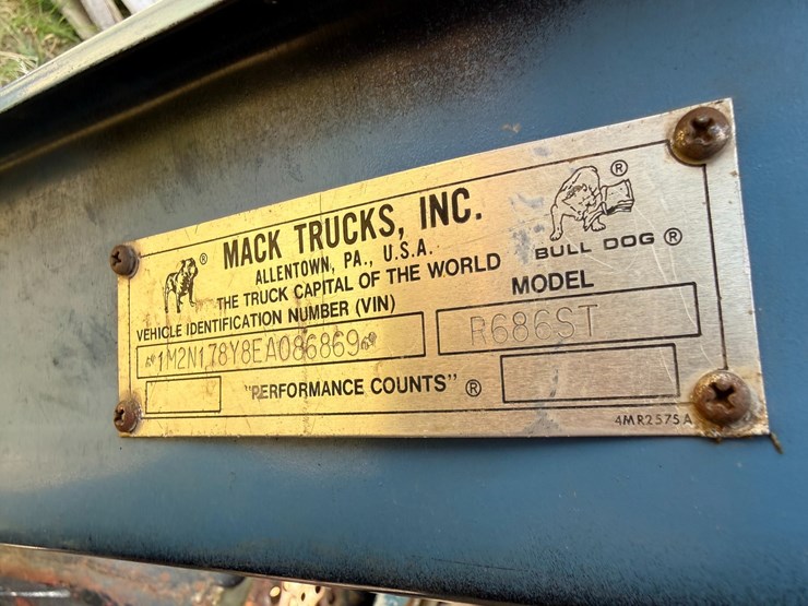 1984-mack-r686st-image-41