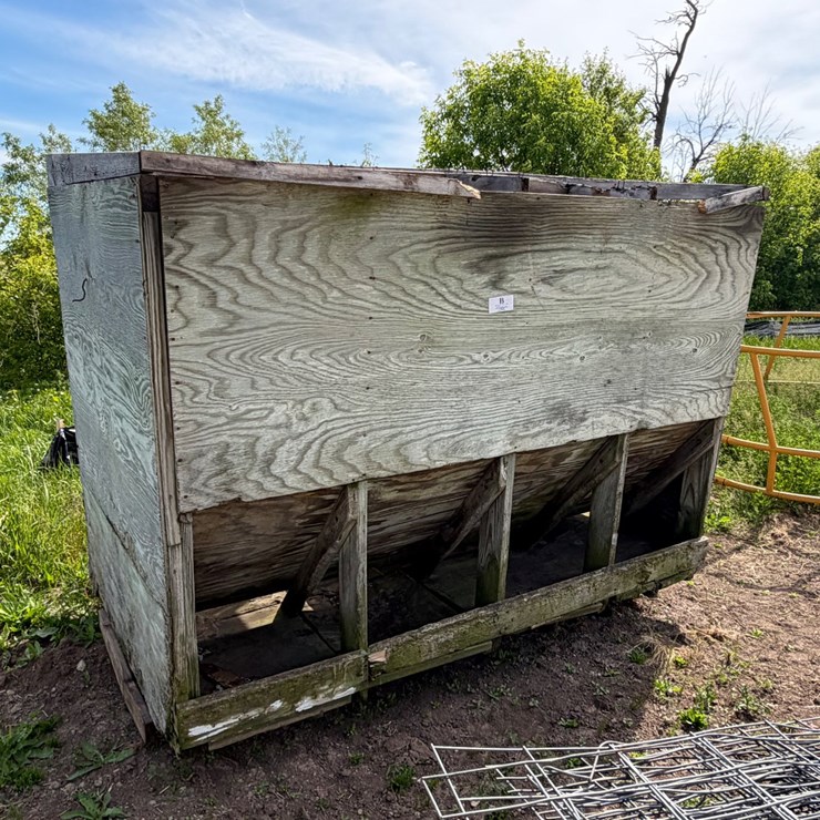#5483 • Wooden Hay Feeder