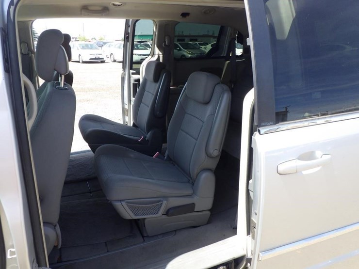 2010-chrysler-town-&-country-image-7