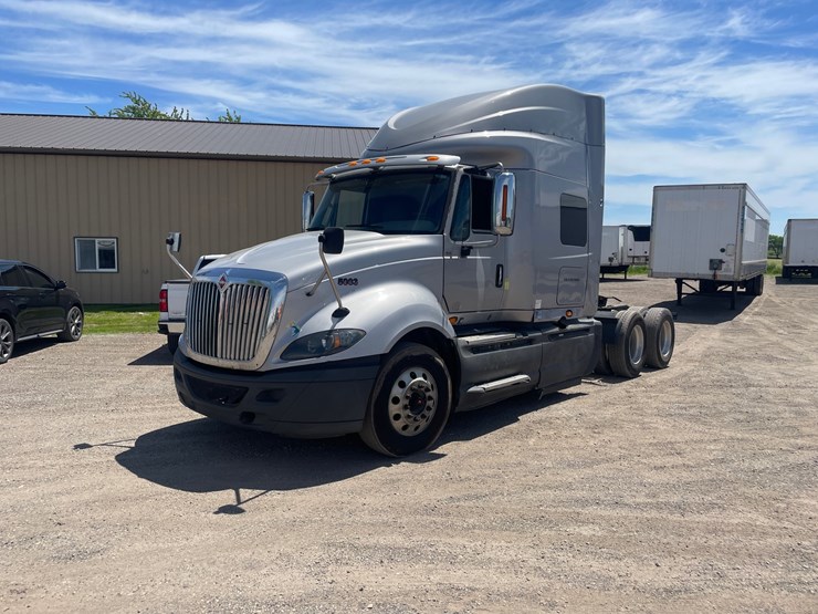 #304-•-2016-international-semi-tractor-(has-wi-title)-(denmark,wi)-image-1