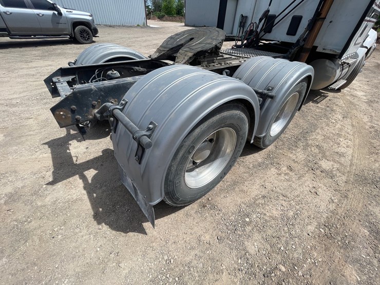 2016-kenworth-t680-image-31