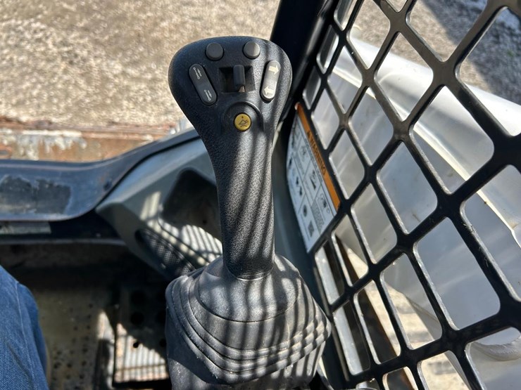 2019-bobcat-t740-image-24