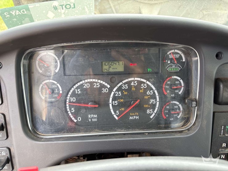 2014-freightliner-m2-106-image-57