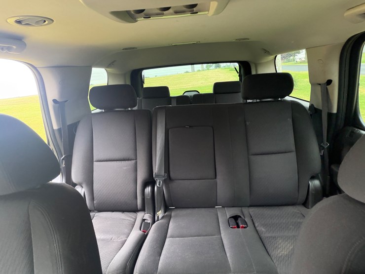 2010-chevrolet-tahoe-image-19