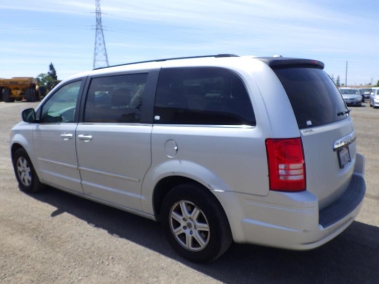 2010-chrysler-town-&-country-image-4