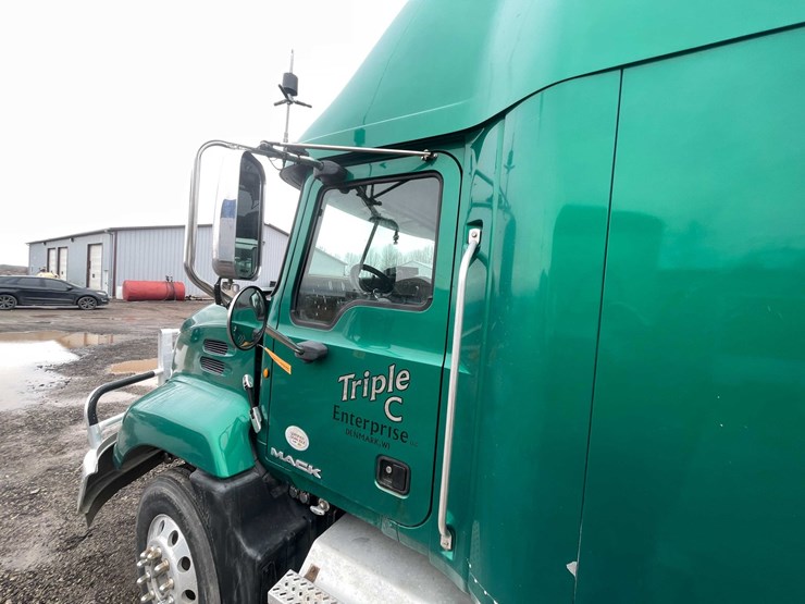 #310-•-2011-mack-semi-tractor-(has-wi-title)-(denmark,-wi)-image-13
