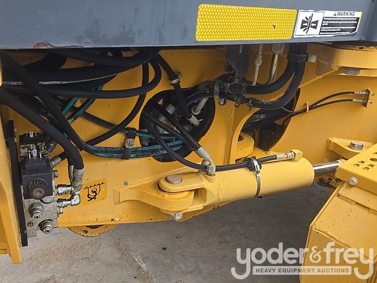 2011-deere-772g-image-27