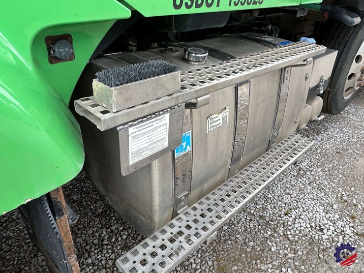 2016-volvo-truck-vhd-quad-axle-dump-truck-image-48