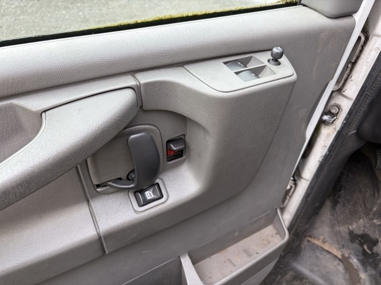 2012-chevrolet-express-cargo-van-image-29