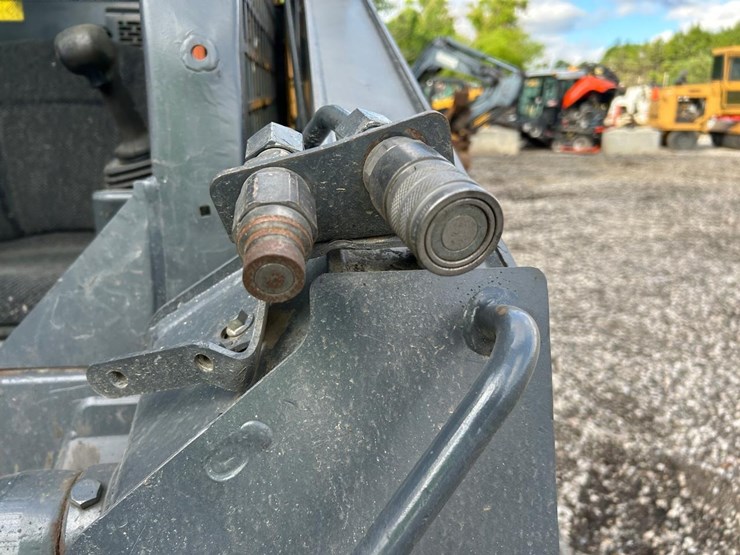 2018-deere-317g-image-11