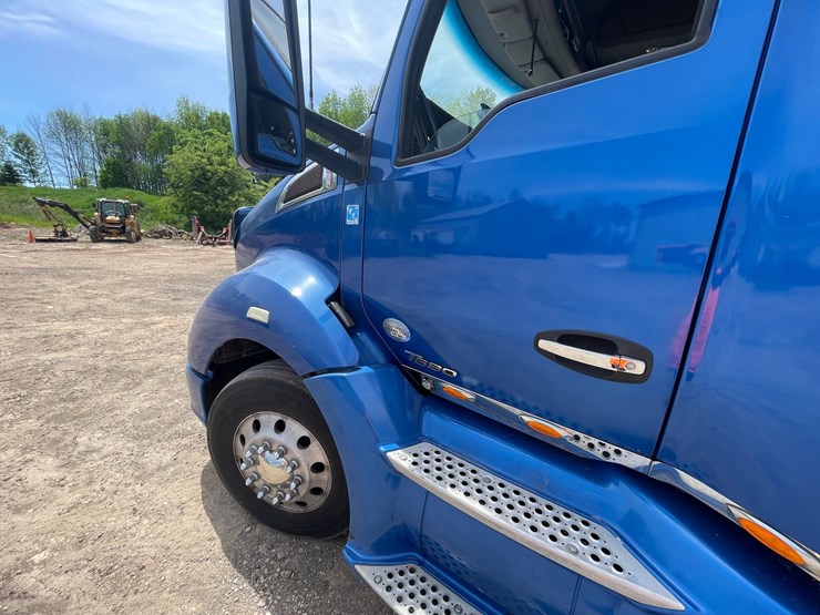 2015-kenworth-t680-image-11