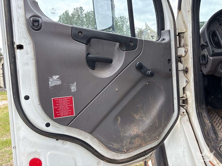 2014-freightliner-m2-106-image-53