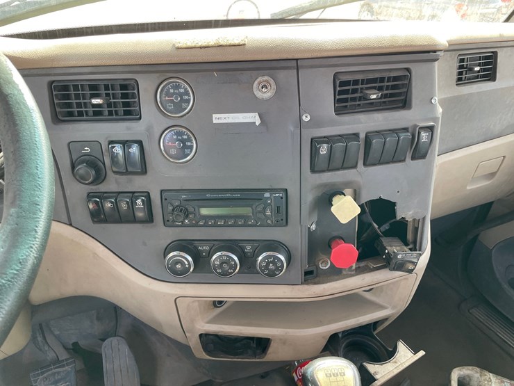 2014-peterbilt-579-image-35