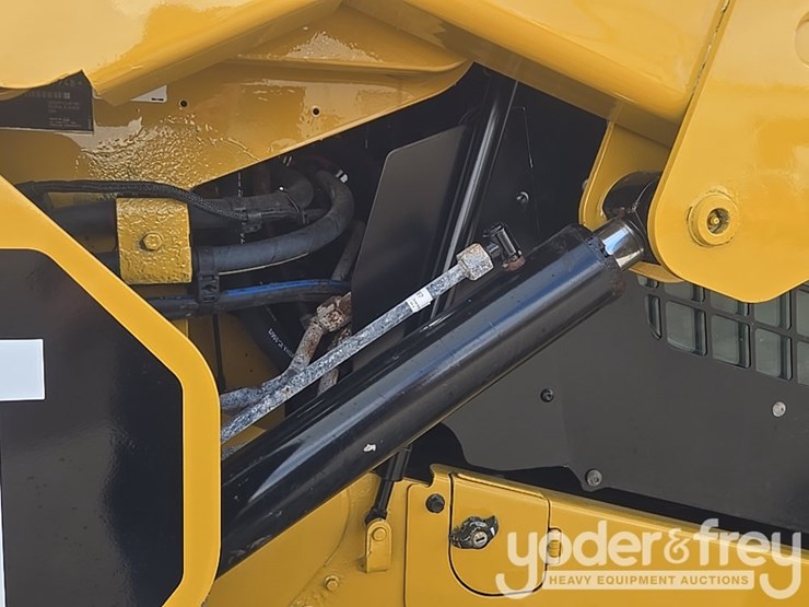 2018-caterpillar-262d-image-21