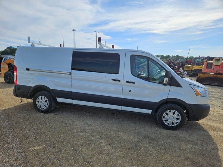 2017-ford-cargo-image-6