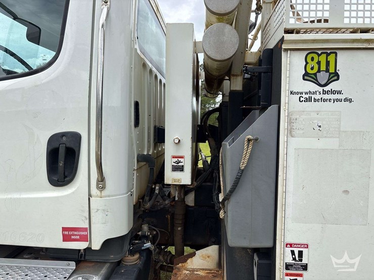 2014-freightliner-m2-106-image-36