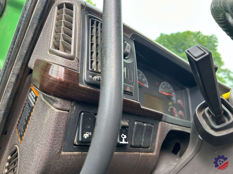 2016-volvo-vhd104b200-image-87