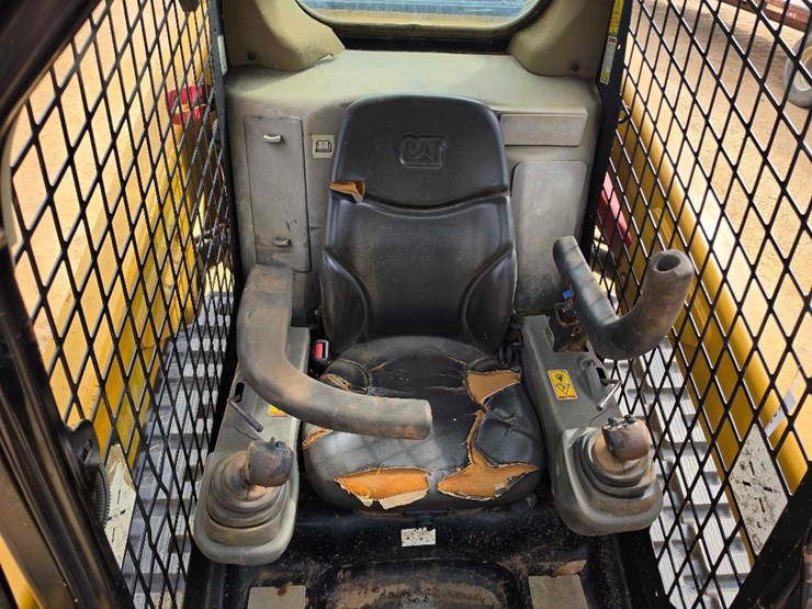 2015-caterpillar-259d-image-11