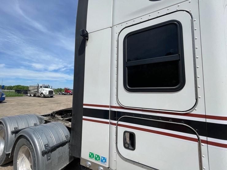2016-kenworth-t680-image-42