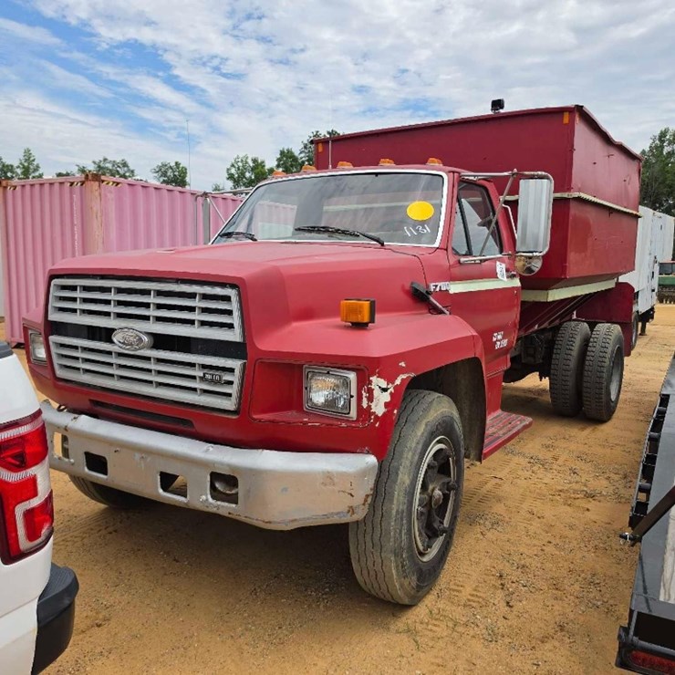 1992 FORD F700