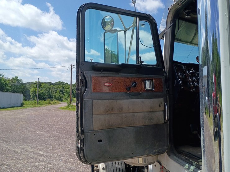 1998-peterbilt-379-image-39