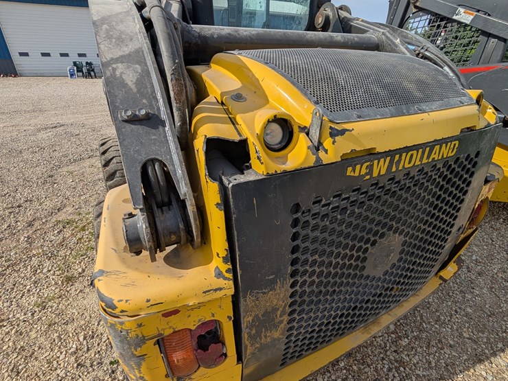 #5455-•-new-holland-218-skid-loader-image-5