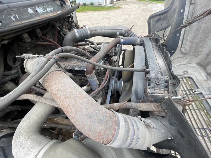 2002-freightliner-fl80-image-51