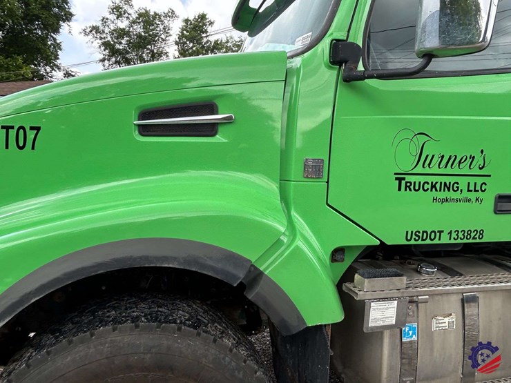 2016-volvo-truck-vhd-quad-axle-dump-truck-image-37