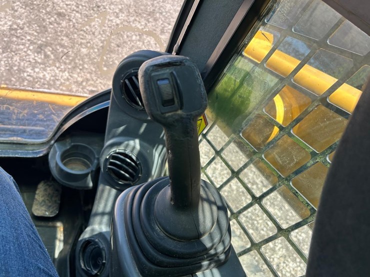 2017-caterpillar-249d-image-21