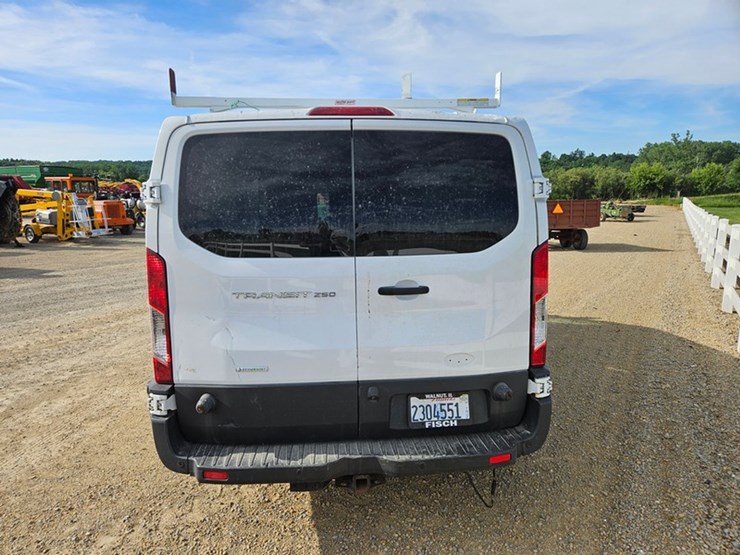 2017-ford-cargo-image-4