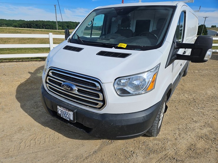 2017-ford-cargo-image-9