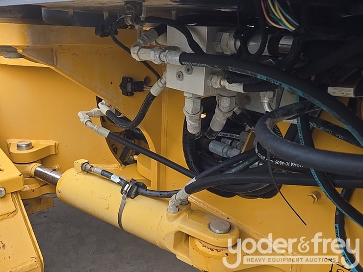 2011-deere-772g-image-30