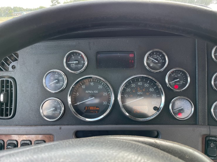 2010-peterbilt-386-image-44