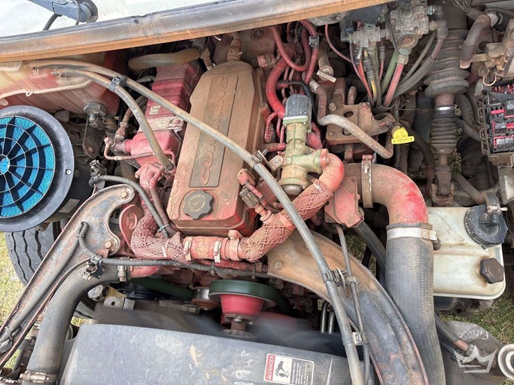 2014-freightliner-m2-106-image-50