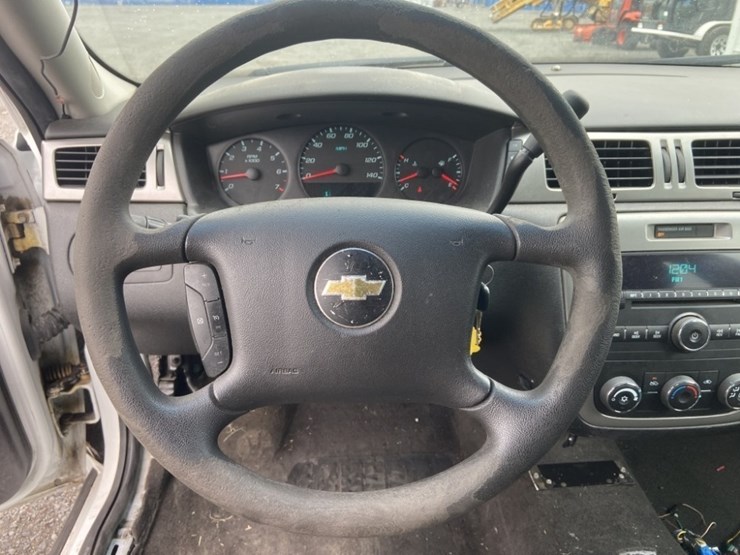 2013-chevrolet-impala-sedan-image-17