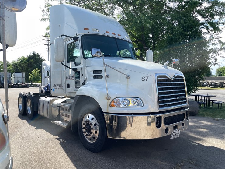 #300-•-2016-mack-day-cab-semi-tractor-(wi-title)-(monona,-wi)-image-3