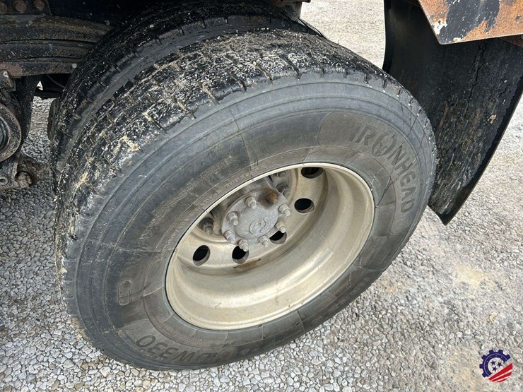 2016-volvo-vhd104b200-image-14