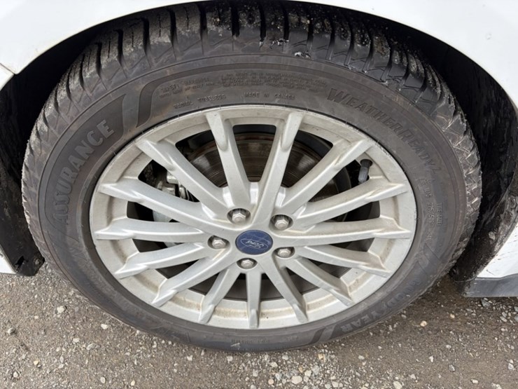 2016-ford-c-max-sel-hybrid-sedan-image-15