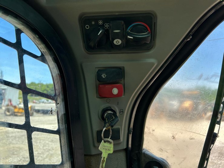 2017-caterpillar-249d-image-26
