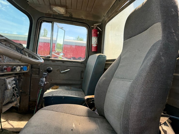 1984-mack-r686st-image-29