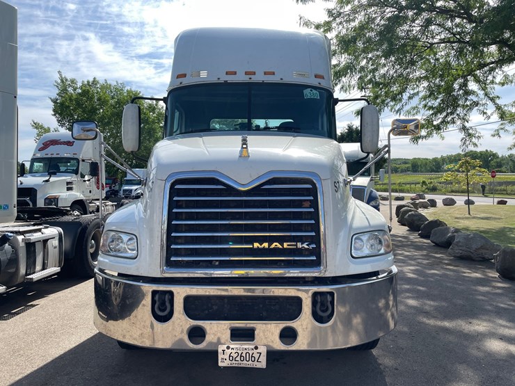 #300-•-2016-mack-day-cab-semi-tractor-(wi-title)-(monona,-wi)-image-2