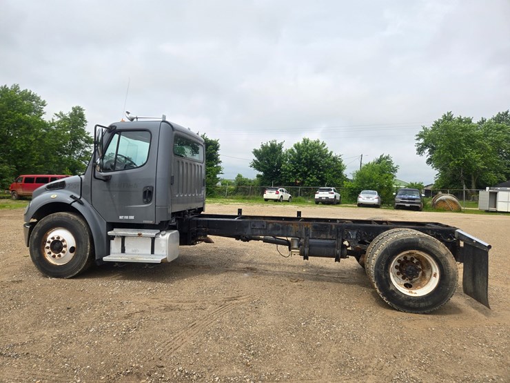 2005-freightliner-m2-106-image-9