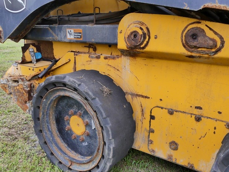 2021-deere-332g-image-5