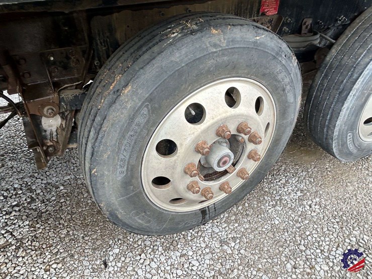 2016-volvo-truck-vhd-quad-axle-dump-truck-image-12